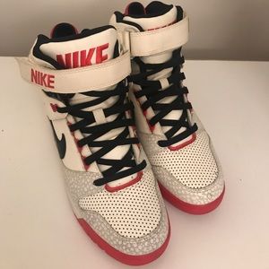 Women’s Nike Air Revolution Sky Hi Size 7